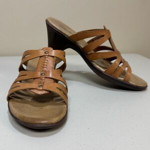 CLARK'S Leather Sandals Womens Size 8.5 Tan Carrie Rose Stud Heel Shoes Open Toe
